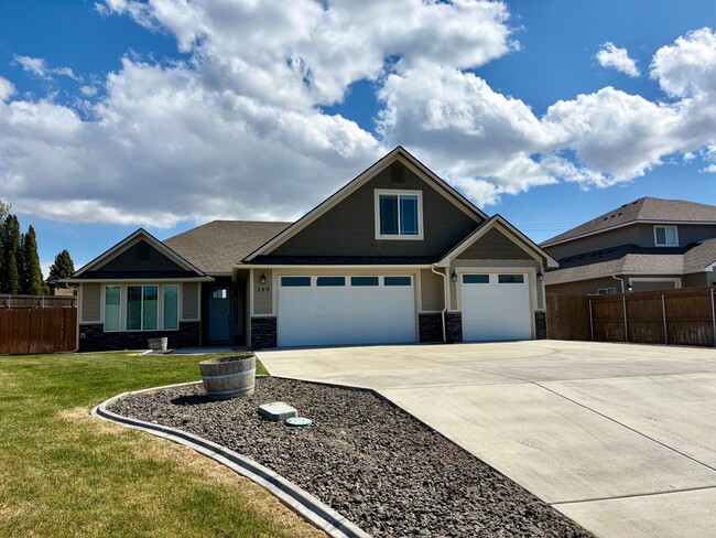 Building Photo - Gorgeous Craftsman Home- 5 bed, 3 Full Bath- Includes Landscaping!