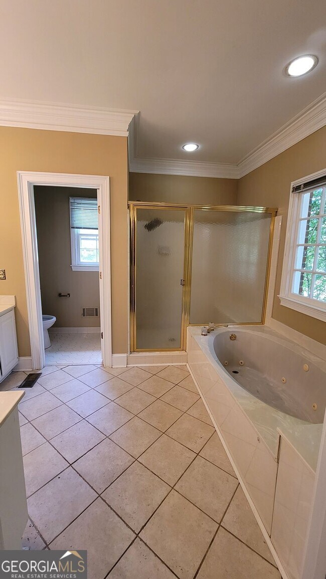 Building Photo - 5005 Johns Creek Ct