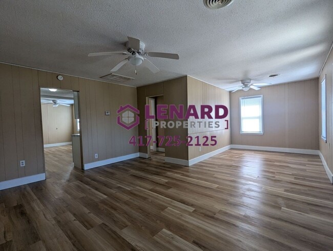 Building Photo - Charming 3 Bedroom House!