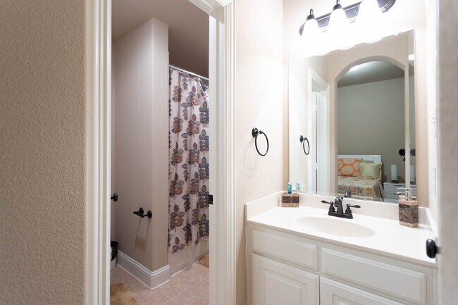 Building Photo - Very beautiful 5 bedroom, 4.1 bathroom hou...