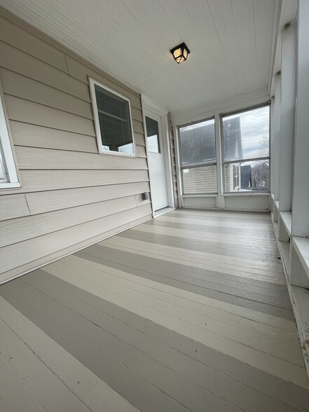 Stylish screened in porch look down onto park - 4615 Bell St