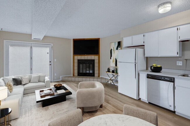 Building Photo - Pet Friendly 2 Bedroom Townhome located close to downtown Colorado Springs