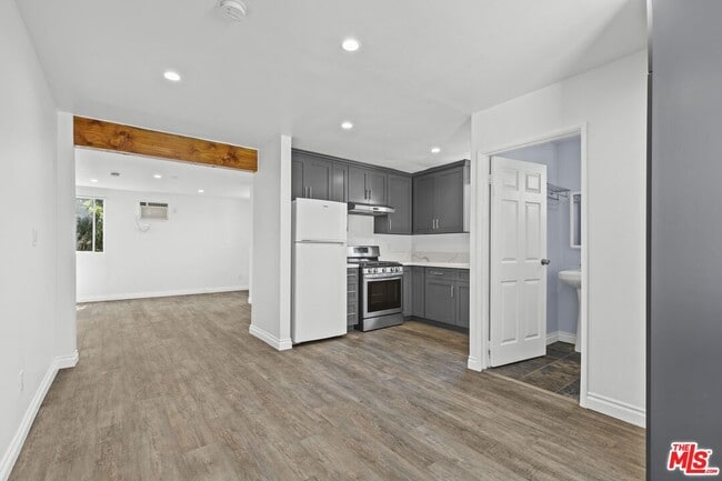 Building Photo - 205 7th Ave