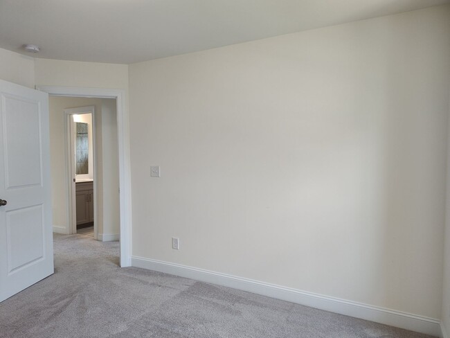 Building Photo - Charming End Unit Townhome located in the ...