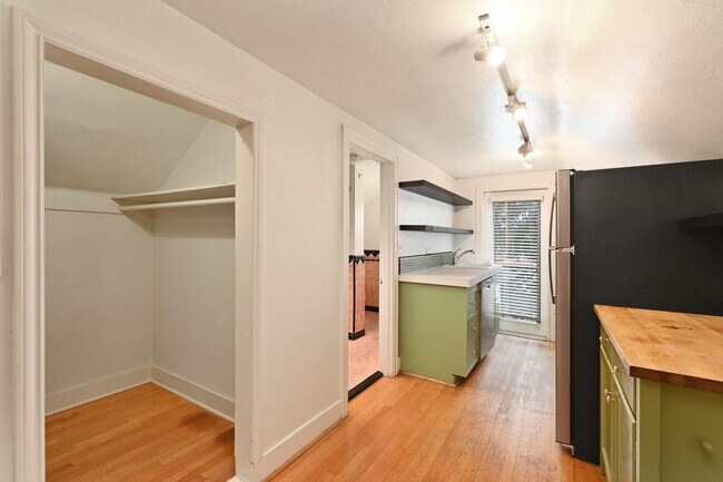 Building Photo - 1509 10th Ave W