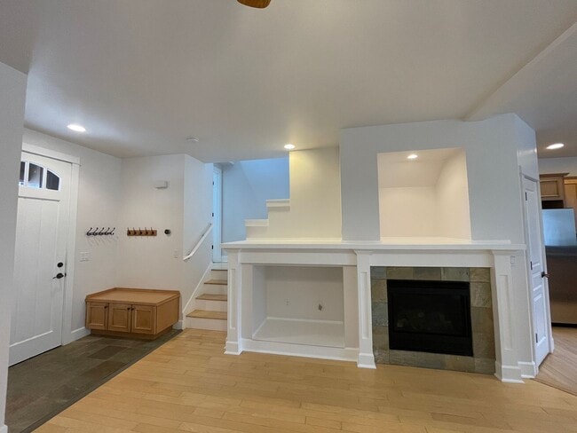 Building Photo - Old Mill Townhome Available 6/19