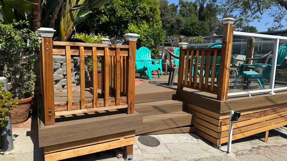 Front deck for all tenants - 4049 Sunset Dr