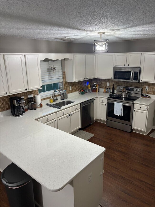 Building Photo - 207 Bluebird Ct