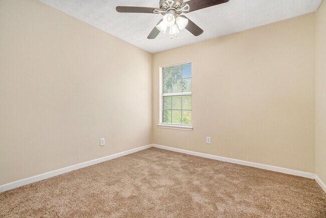 Building Photo - 3 bdrm, 2 bath in Decatur