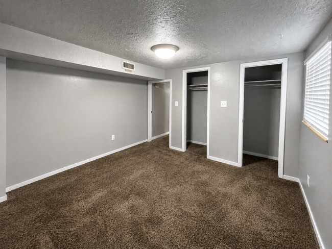 Building Photo - 223 500 S