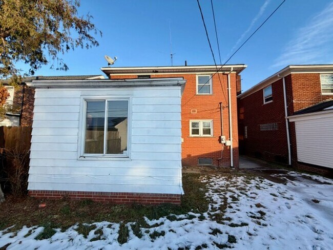 Building Photo - Three bedroom One and a half bath Brick Colonial home for lease