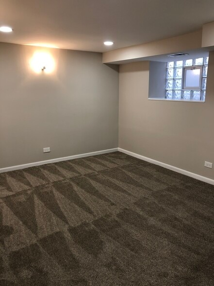 Building Photo - 1426 W Walton St