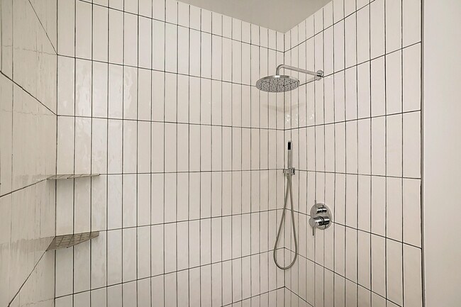 Building Photo - 320 NE 42nd St