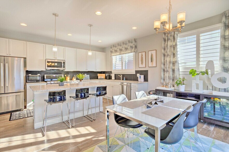 Building Photo - 4260 E Warren Ave