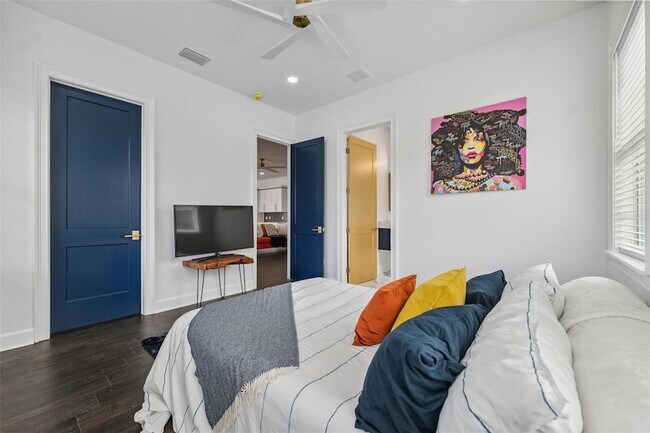 Building Photo - 8605 Inwood Dr