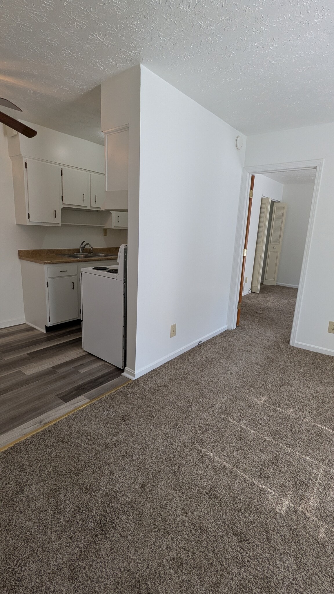 Building Photo - 302 Crescent Ct