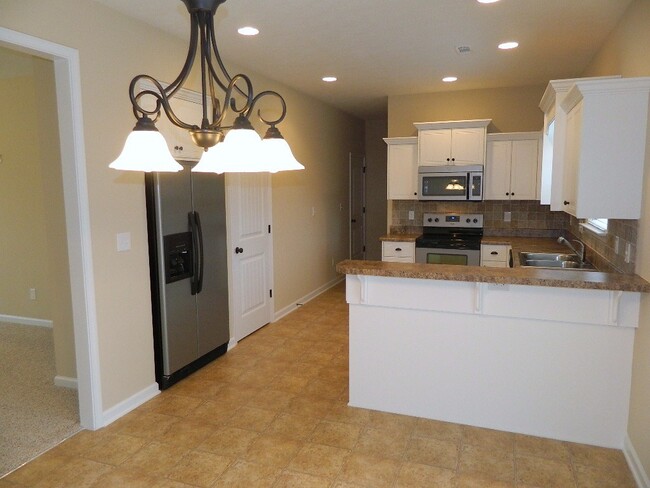 Building Photo - 899 Westlawn Dr