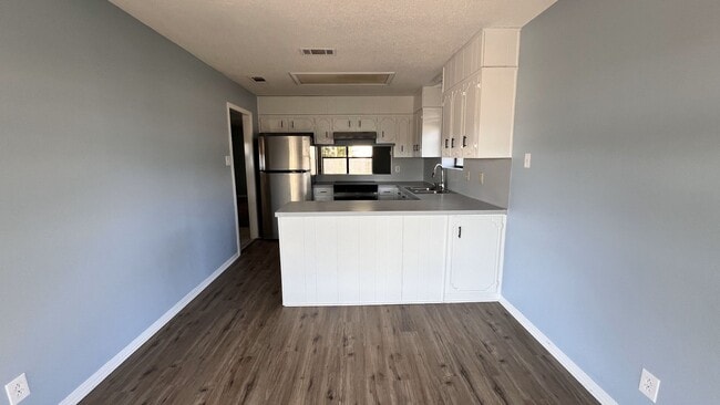 Building Photo - Three Bedroom Cozy Home Recently Remodeled!