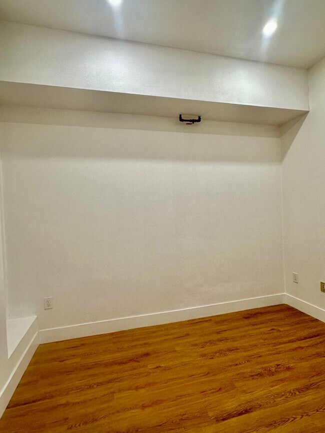 Building Photo - Industrial Chic 3bed/3bath loft style cond...