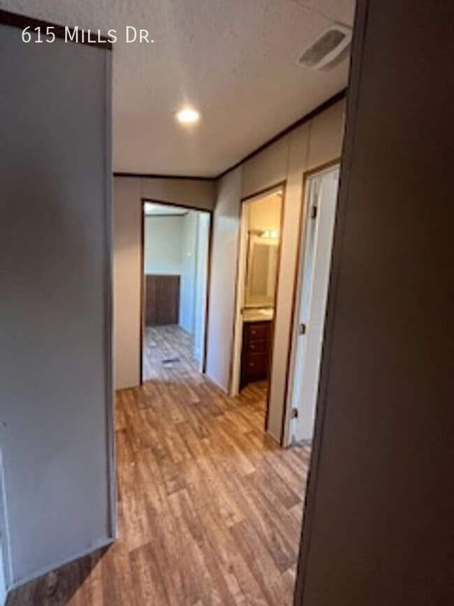 Building Photo - 615 N Mills Dr