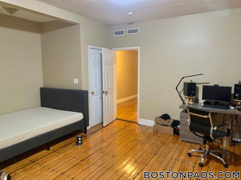 Building Photo - 17 Highgate St