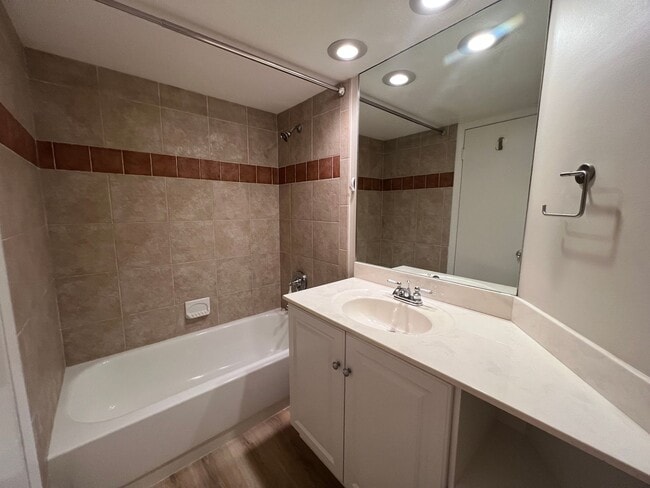 Building Photo - Comfort & Convenience in Plantation – 2BR/...