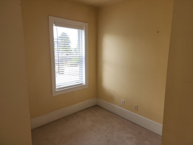 Building Photo - Spacious 3BR/3BA in Sought- After Queen Anne Location