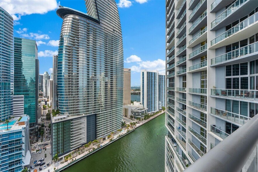Building Photo - 475 Brickell Ave