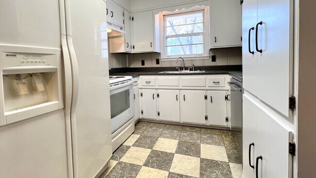 Building Photo - Coming Soon : 3BR+, 1 1/2BA house in Greenbrier