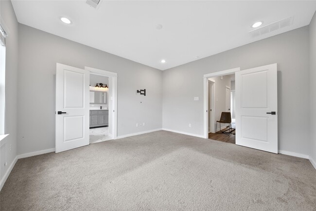 Building Photo - 6727 Parker Oaks Ln