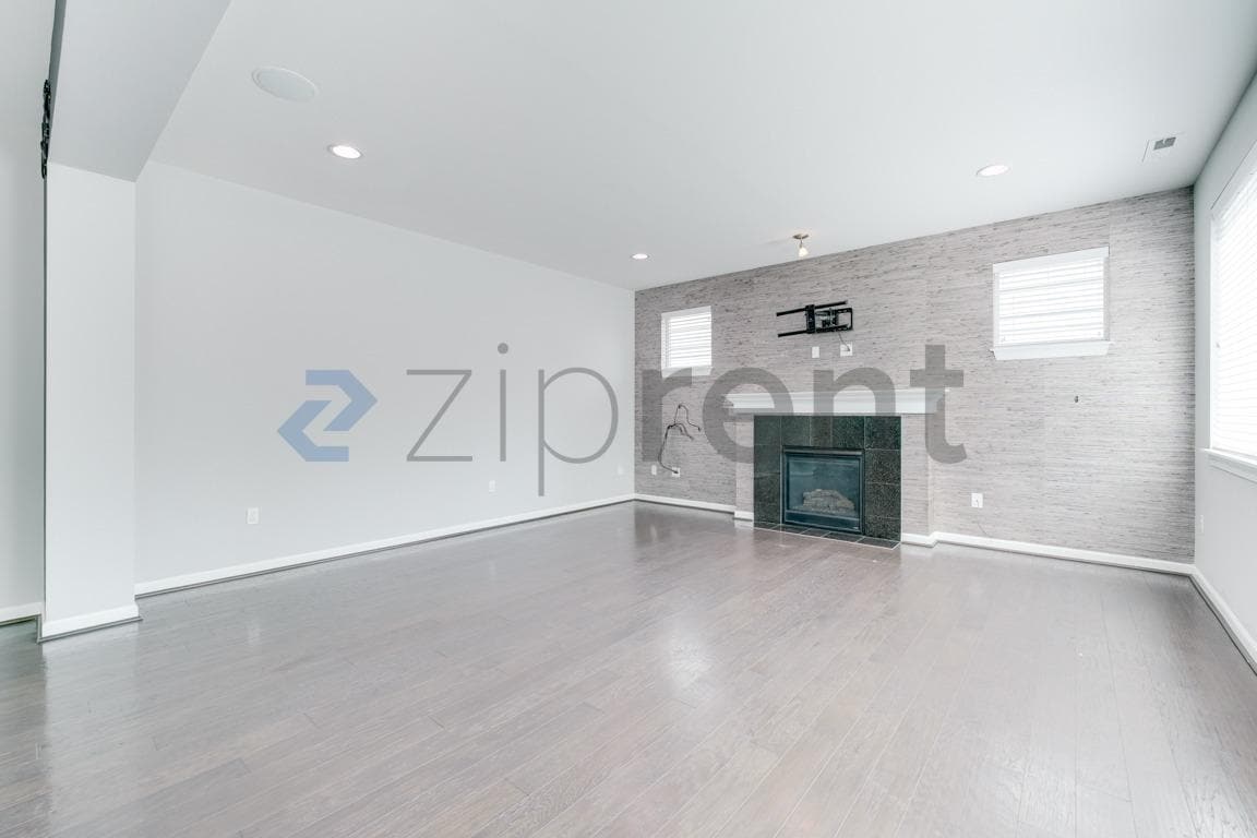 Building Photo - Unit
