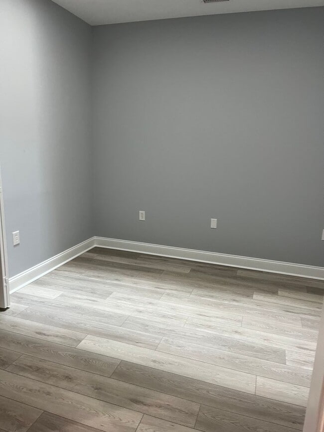 Building Photo - Like new Townhome