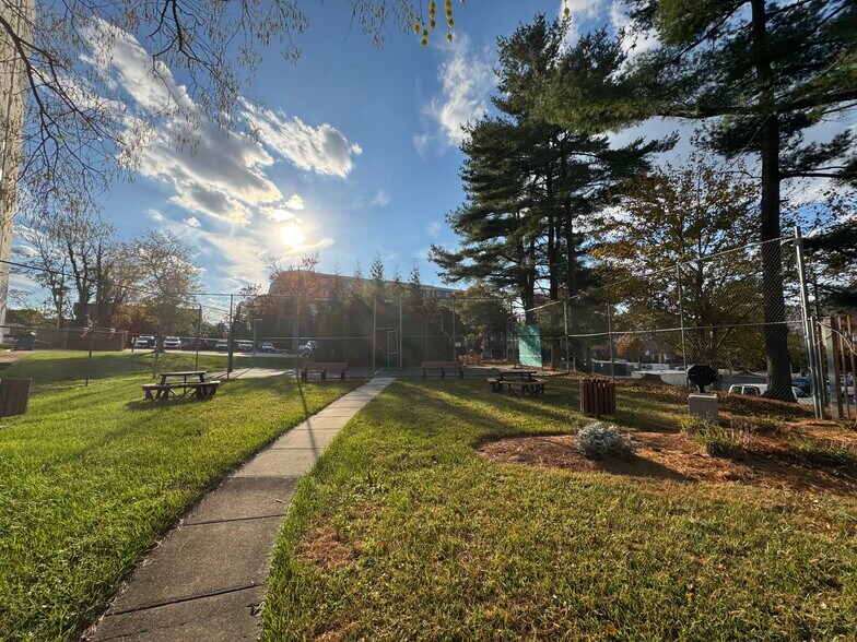 Building Photo - 6800 Fleetwood Rd