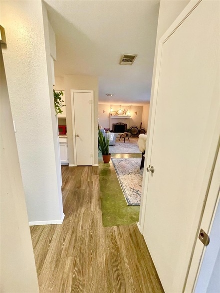Building Photo - 7103 Woodhue Ct