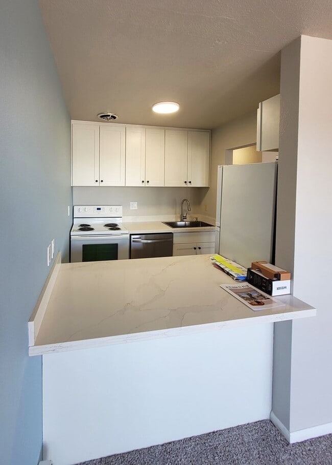 Building Photo - Southside Condo with a View - 1 Bedroom - ...