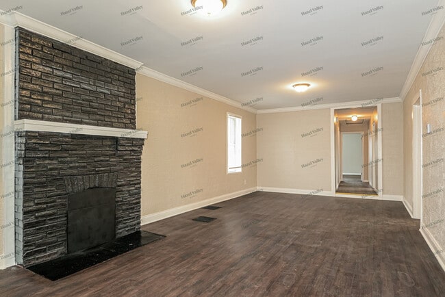 Building Photo - 2528 Leslie Ave