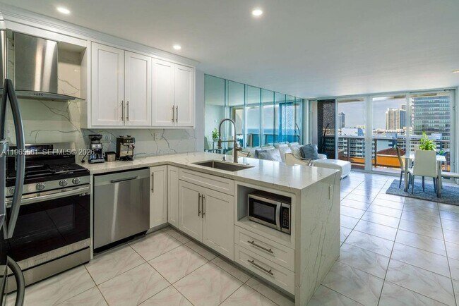 Building Photo - 3140 S Ocean Dr