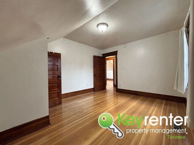Building Photo - Unique 3-Bedroom Tacoma Home with Fenced Y...