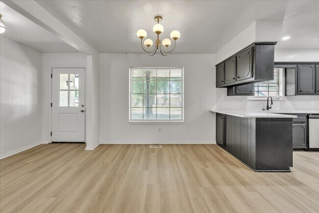 Building Photo - 9800 Willow Wind Dr