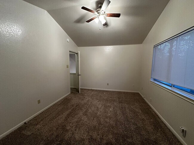 Building Photo - D.Schrager Properties3 (7213 Oak Meadow Dr)