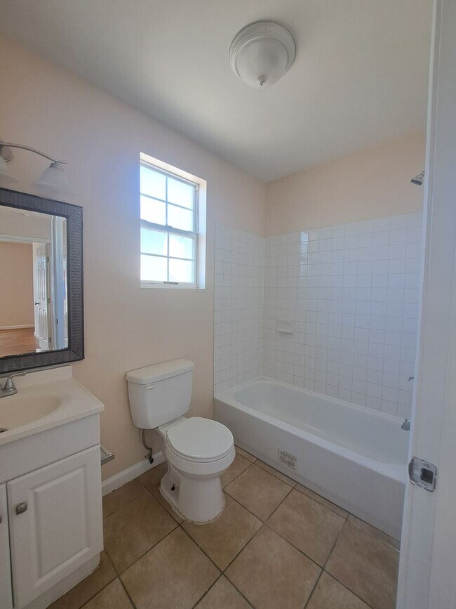 Building Photo - ***$500 Move-In Special***3BR/2BA SINGLE F...
