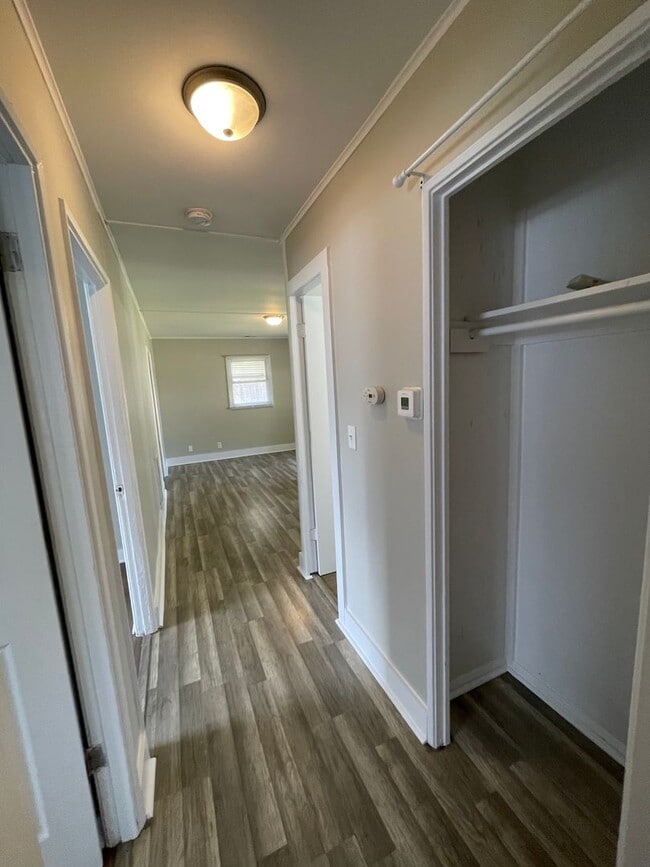 Building Photo - 3 Bedroom Home with Backyard and Garage!