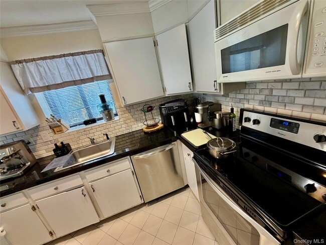 Building Photo - 75 Greenway Close