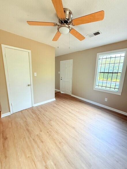 Building Photo - 931 Calvin Rd