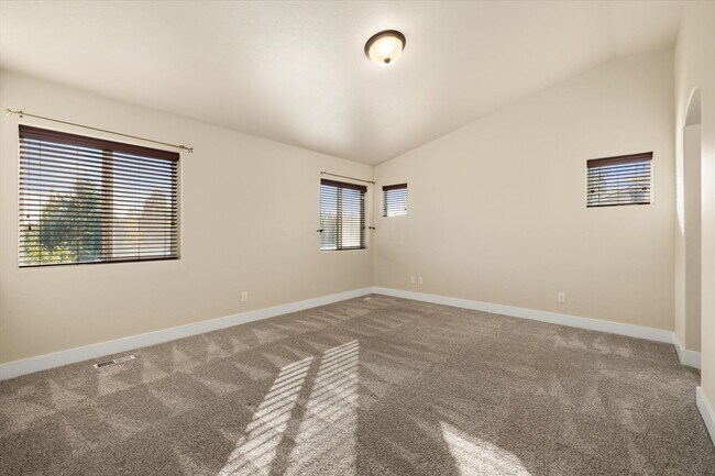 Building Photo - Spacious 5-Bedroom Home (plus bonus room) ...