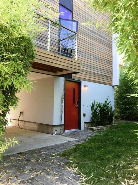 Private front yard with balcony - 6606 Corson Avenue South