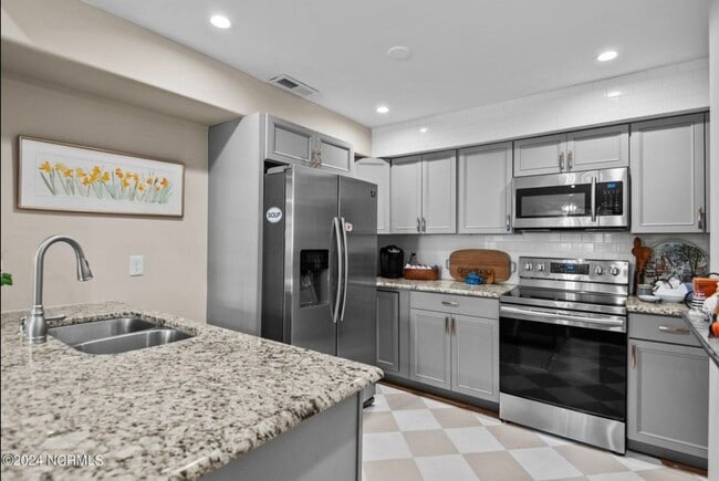 Building Photo - Exquisite One Level Townhome Quarterdeck Townes 2x2 Riverbend