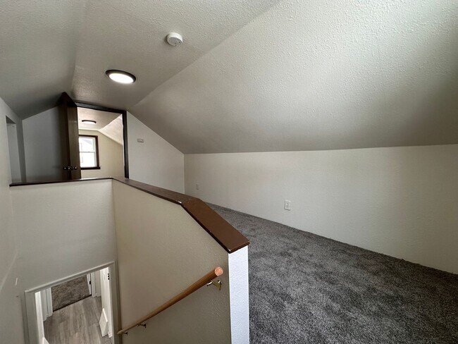 Building Photo - Recently Renovated 3 Bedroom 1 Bath Single Family Home!