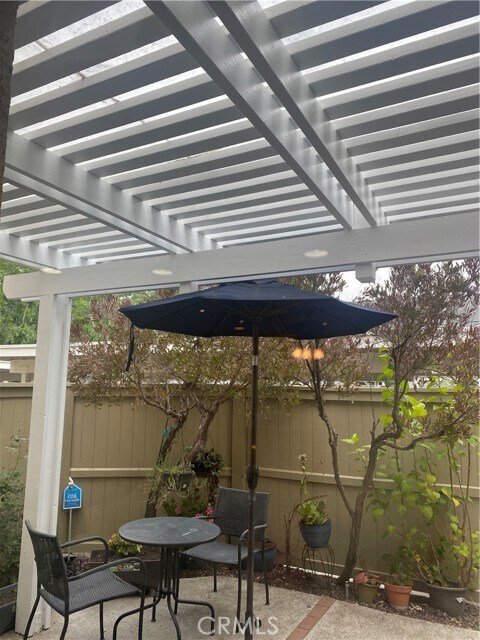 Building Photo - 73 Thicket