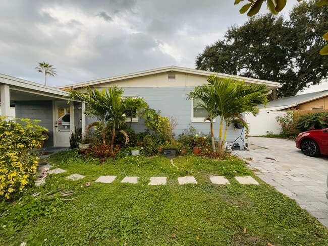 Building Photo - 2615 N Beaumont Ave